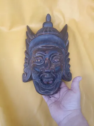 Maschera antica in legno