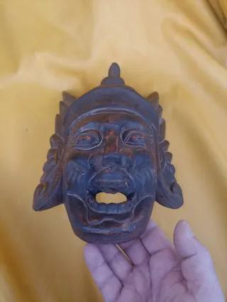 Maschera antica in legno