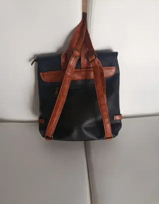 Mochila Negra con Detalles Marrones