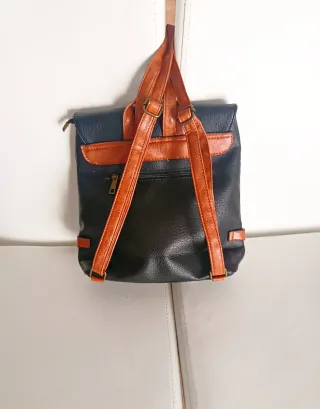 Mochila Negra con Detalles Marrones