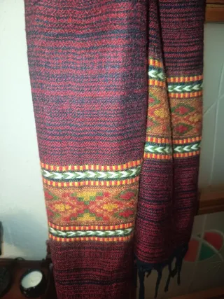 Bufanda étnica roja y multicolor