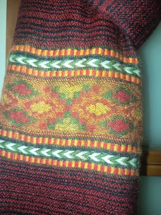 Bufanda étnica roja y multicolor