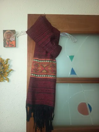 Bufanda étnica roja y multicolor