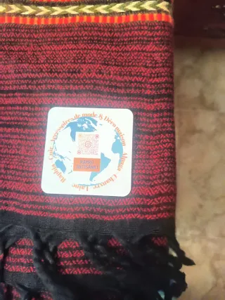 Bufanda étnica roja y multicolor