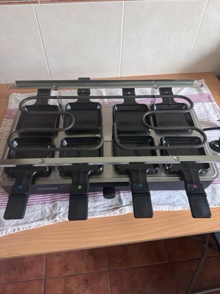 Parrilla de piedra con sartenes