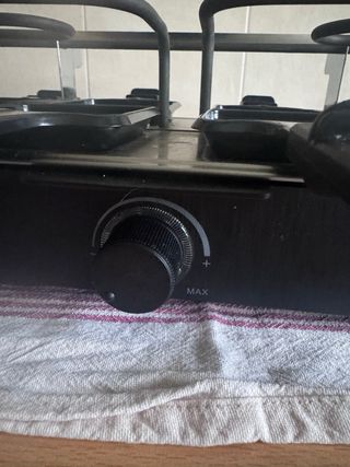 Parrilla de piedra con sartenes