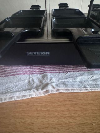 Parrilla de piedra con sartenes