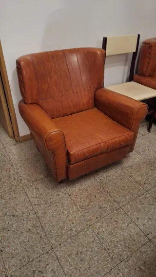 Butaca de salón de piel marrón