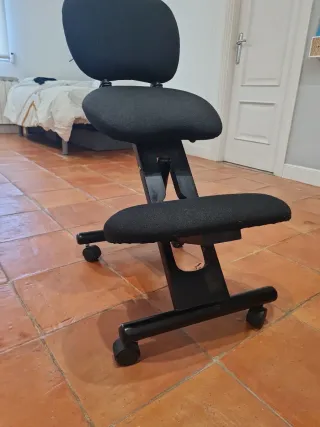 Silla ergonómica apoyo rodilla negra