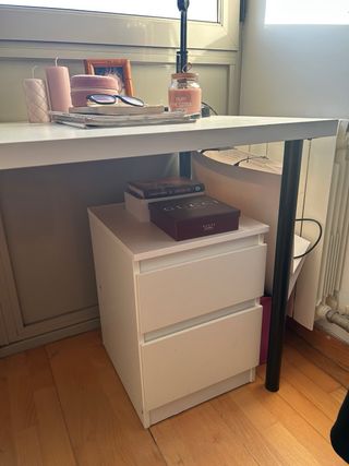 Escritorio de madera, cómodo y funcional.