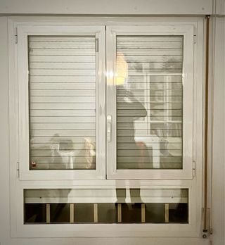 Ventana aluminio blanca 2 hojas abatibles