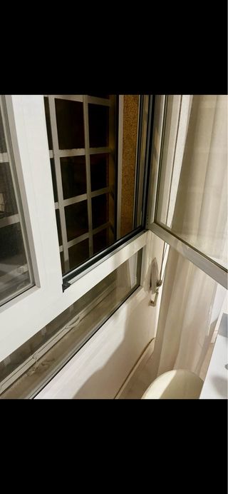 Ventana aluminio blanca 2 hojas abatibles