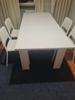 Mesa extensible blanca + 4 sillas