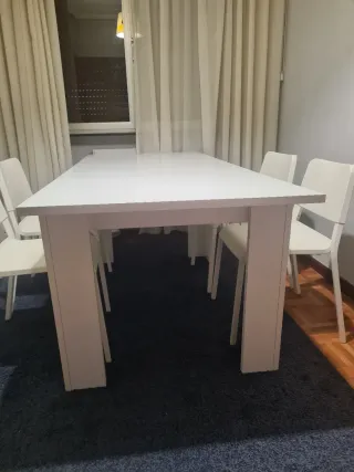 Mesa extensible blanca + 4 sillas