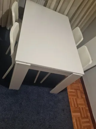 Mesa extensible blanca + 4 sillas