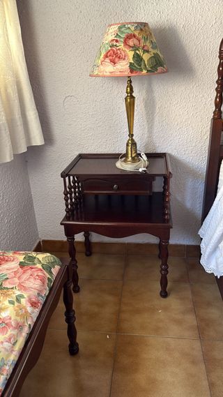 Conjunto de cama con mesitas y banquetas
