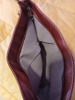 Bolso de hombro morado con correa estampada