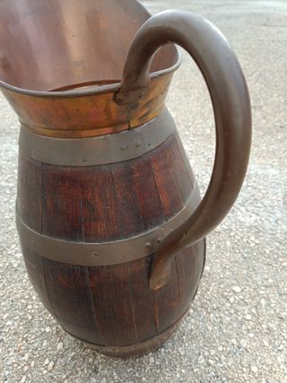 Cántaro en madera y cobre.