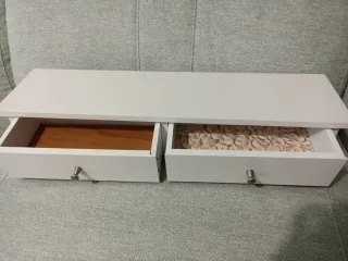 Estantería de madera blanca