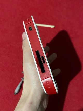 Nintendo 2DS bianca con caricabatterie