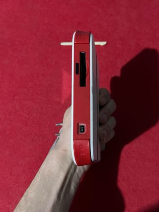 Nintendo 2DS bianca con caricabatterie