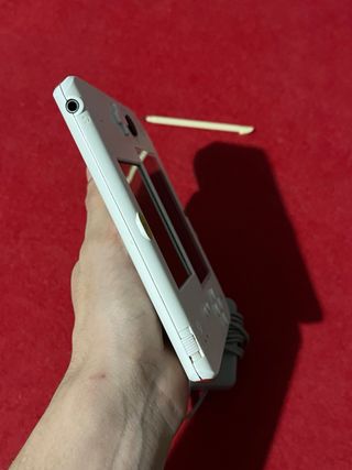 Nintendo 2DS bianca con caricabatterie