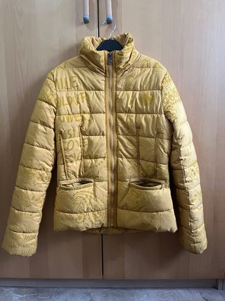 Chaqueta de invierno amarilla con estampado
