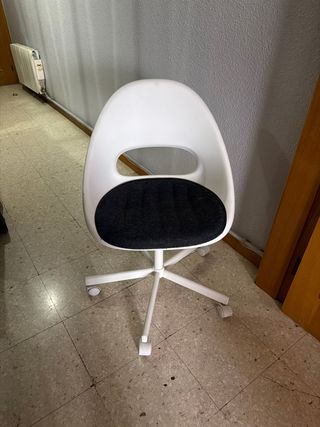Silla de escritorio Ikea blanca y negra