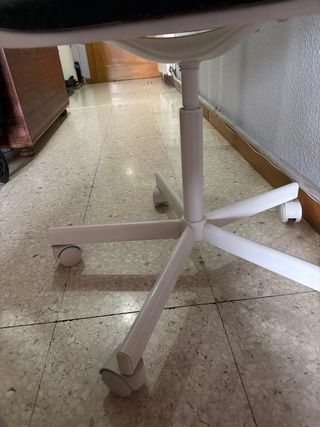Silla de escritorio Ikea blanca y negra