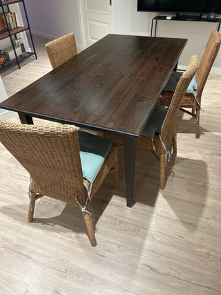 Mesa comedor y 4 sillas madera y mimbre