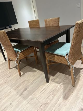 Mesa comedor y 4 sillas madera y mimbre