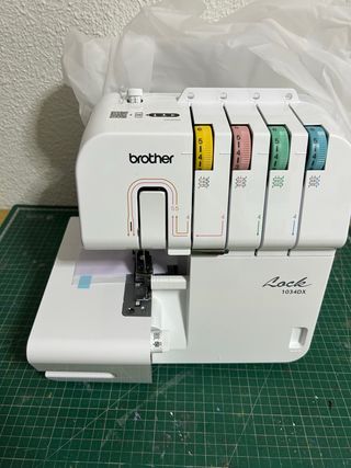 Remalladora Brother 1034DX con hilos y funda