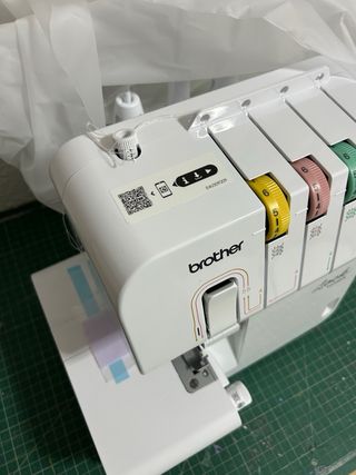 Remalladora Brother 1034DX con hilos y funda