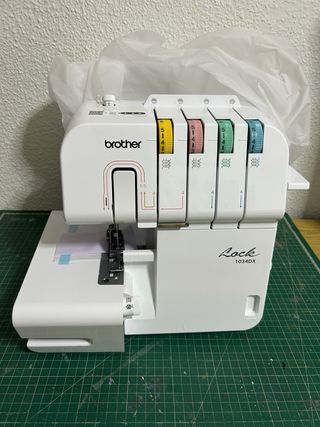 Remalladora Brother 1034DX con hilos y funda