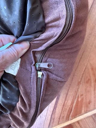 Cama para perro beige y marrón