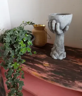 Escultura mano porta plantas piedra