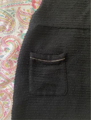 Peto negro con bolsillos