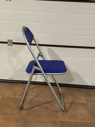 Silla plegable azul y plateada