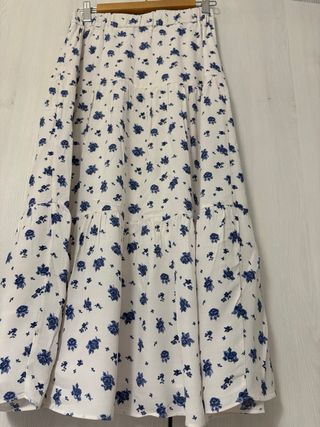 Falda midi Sezane flores beige y azul