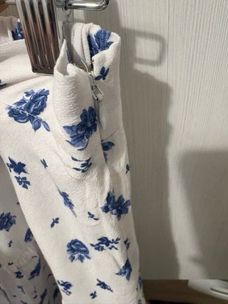 Falda midi Sezane flores beige y azul