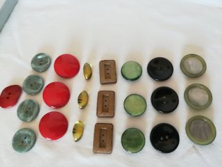 Lotto di 23 bottoni misti