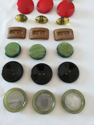 Lotto di 23 bottoni misti