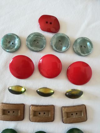 Lotto di 23 bottoni misti