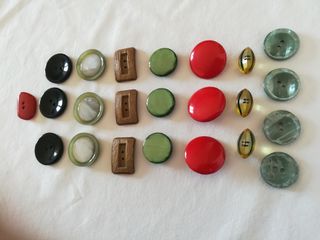 Lotto di 23 bottoni misti
