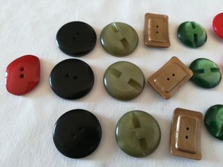 Lotto di 23 bottoni misti