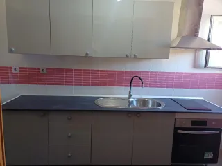 Cocina modular gris brillo.