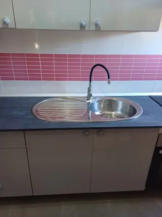 Cocina modular gris brillo.