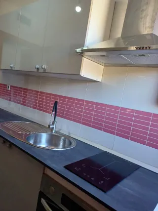 Cocina modular gris brillo.