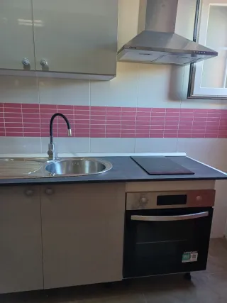 Cocina modular gris brillo.