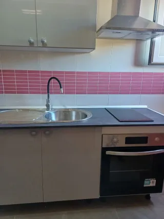 Cocina modular gris brillo.